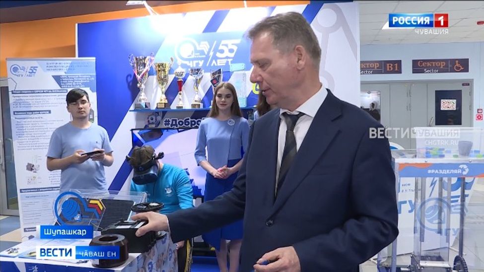 Шупашкарти Экономика форумӗнче Чӑваш патшалӑх университечӗ хӑнасене хамӑр патра ӑсталанӑ япаласемпе паллаштарчӗ