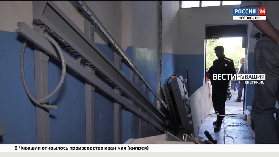 3 года инвалид–колясочник из Чебоксар добивался установки в подъезде электрического подъемника