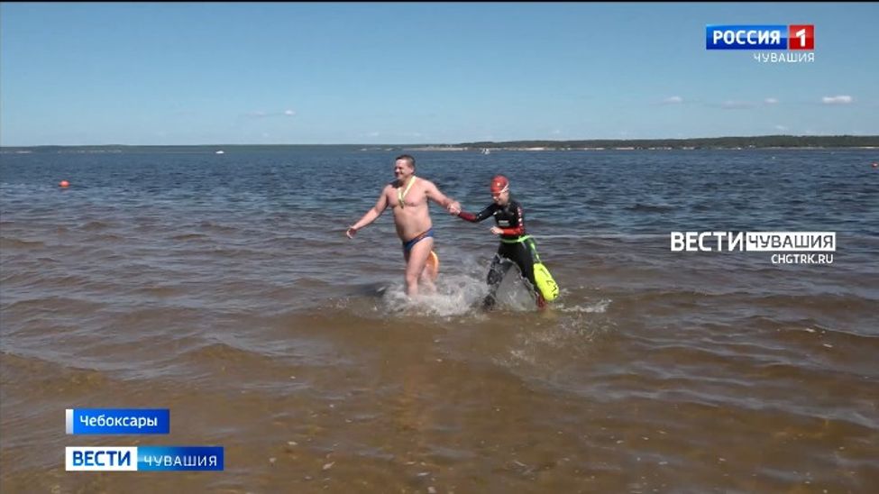 В Чувашии потерявшая зрение спортсменка покорила Волгу на «Chebswim 2022»
