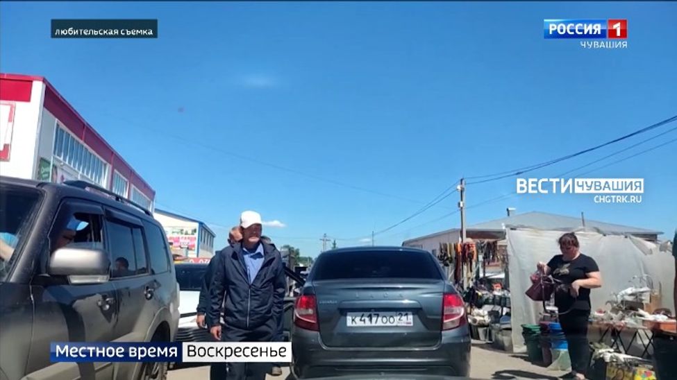 Нелегальные продавцы "захватили" дорогу в Батырево