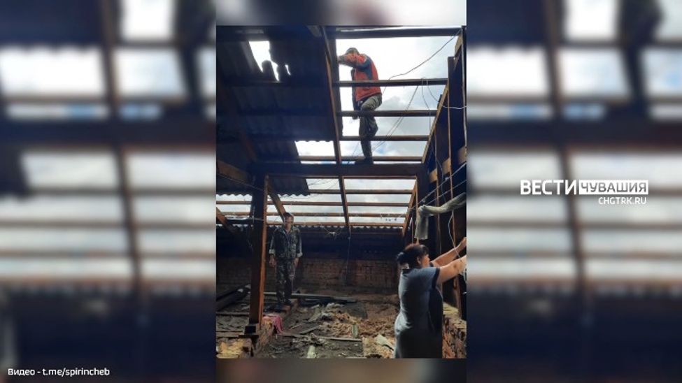 В чебоксарском Заволжье ветер повалил деревья и сорвал крыши с 6 домов