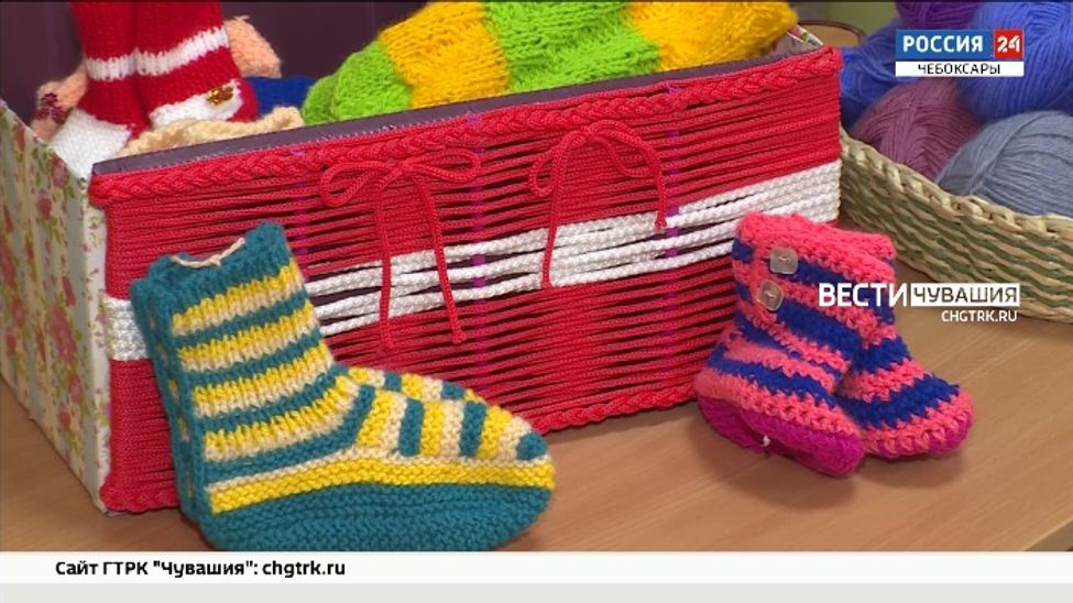 В Чувашии серебряные волонтеры вяжут теплую одежду для жителей Донбасса