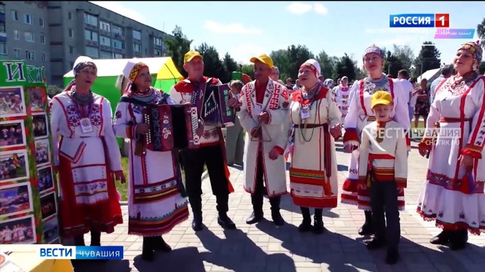 Семейный ансамбль "Кӑмӑл" признали лучшим в межрегиональном фестивале "Творцы и хранители"