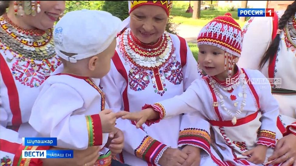 Шупашкар районӗнчи "Кӑмӑл" ҫемье ансамблӗ регионсем хушшинчи фестивальтен тӗп парнепе таврӑннӑ