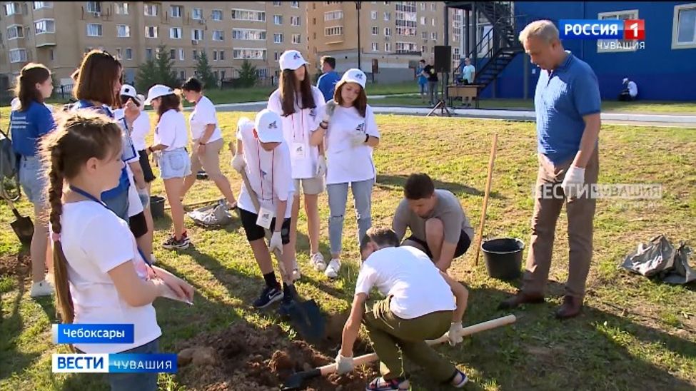 В Чувашии школьники из Донбасса посадили 10 голубых елей