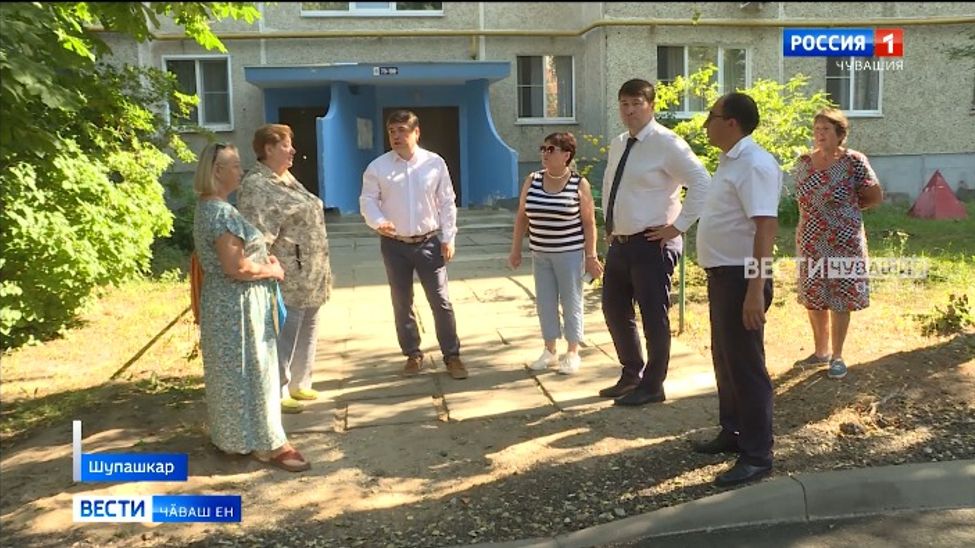 Тӗп хулара пурӑнакансем ҫурт картишӗнче тротуар туса паманнипе кӑмӑлсӑр