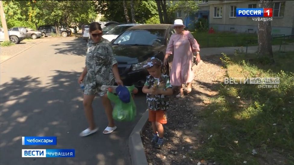 Жители СЗР в Чебоксарах много лет вынуждены ходить по проезжей части из-за отсутствия тротуара 