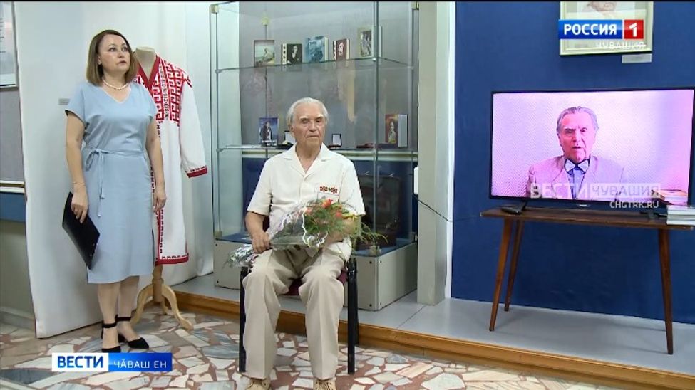 Литература музейӗнче Чӑваш халӑх писательне Анатолий Кипече чысларӗҫ