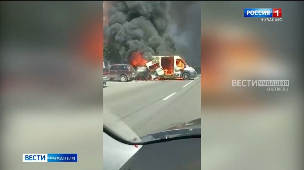 В Чебоксарах полыхает маршрутка 
