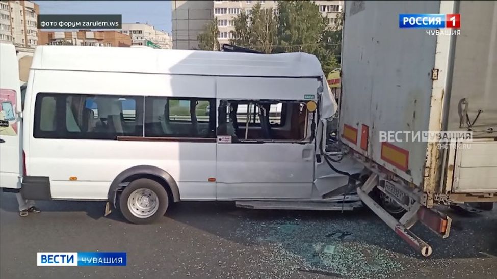 Солнце и неправильная парковка стали причиной ДТП с 10-ю пострадавшими в Чебоксарах