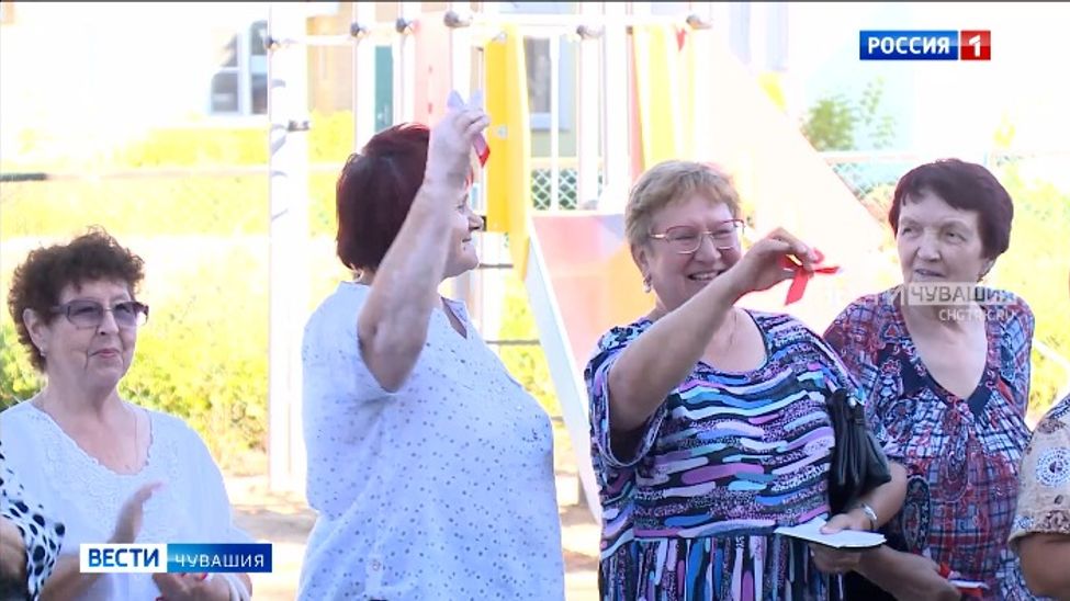 В Шумерле переселенцам из ветхого дома вручили ключи от новых квартир