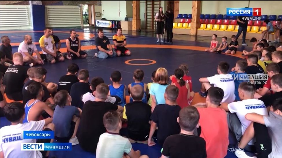 Лидер российской сборной по вольной борьбе Сергей Козырев провел открытый урок для юных борцов