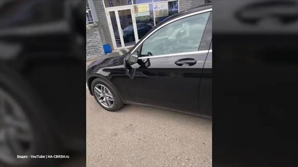 В Чебоксарах неадекватный мужчина побил палкой дорогие иномарки