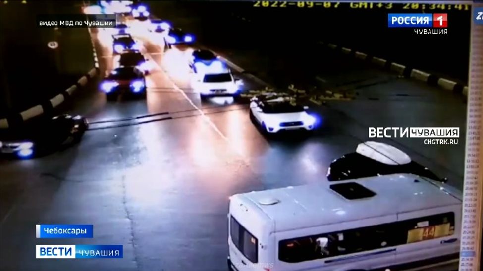 В Чебоксарах маршрутчик пролетел на "красный" и устроил ДТП с пострадавшими