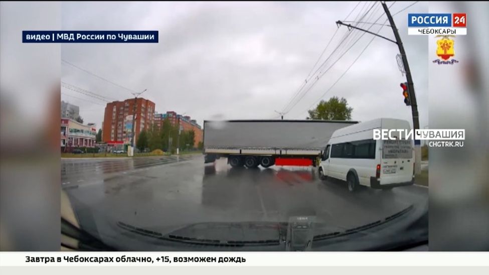 В Новочебоксарске маршрутка столкнулась с фурой