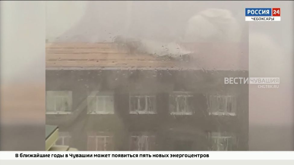 В Чебоксарах из-за ураганного ветра снесло крышу колледжа 