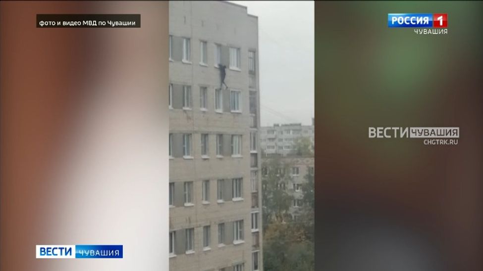 В Новочебоксарске полицейские приехали снять с 9 этажа неадекватную женщину, а сняли «урожай» конопли 