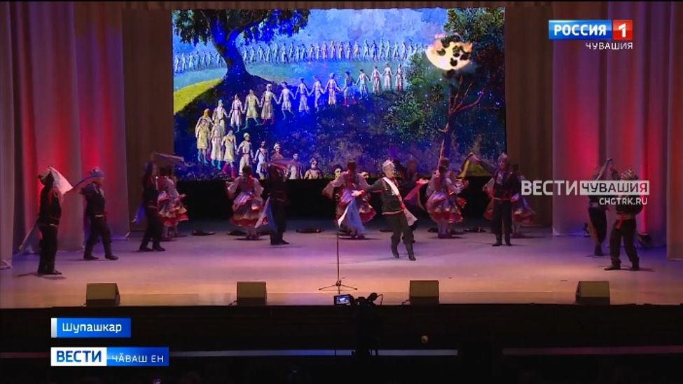 Оперӑпа балет театрӗнче патриотла концерт иртрӗ