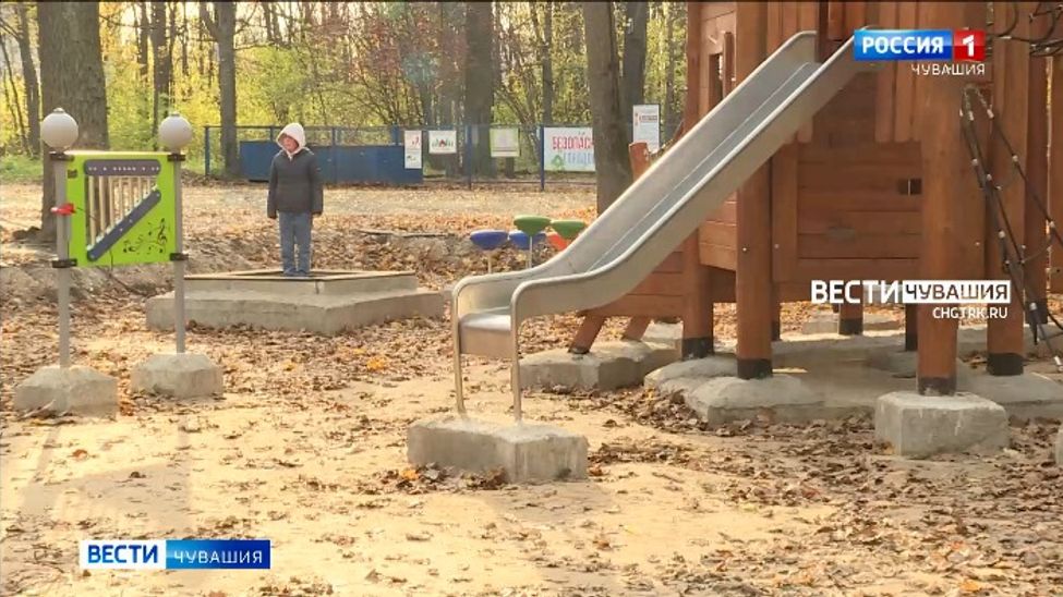 В Новочебоксарске дети рискуют здоровьем, играя на недостроенной детской площадке