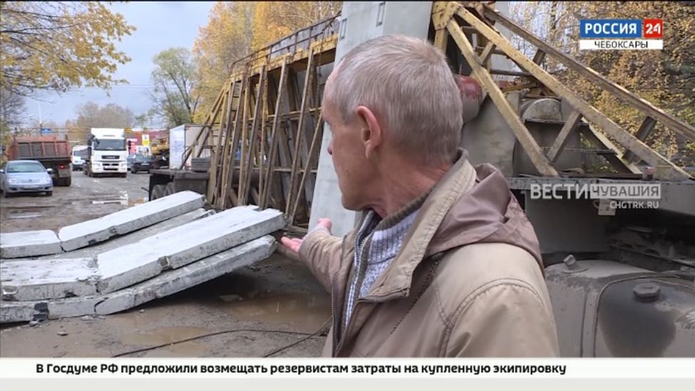 На Лапсарском проезде с большегруза рухнули 13 тонн бетонных плит