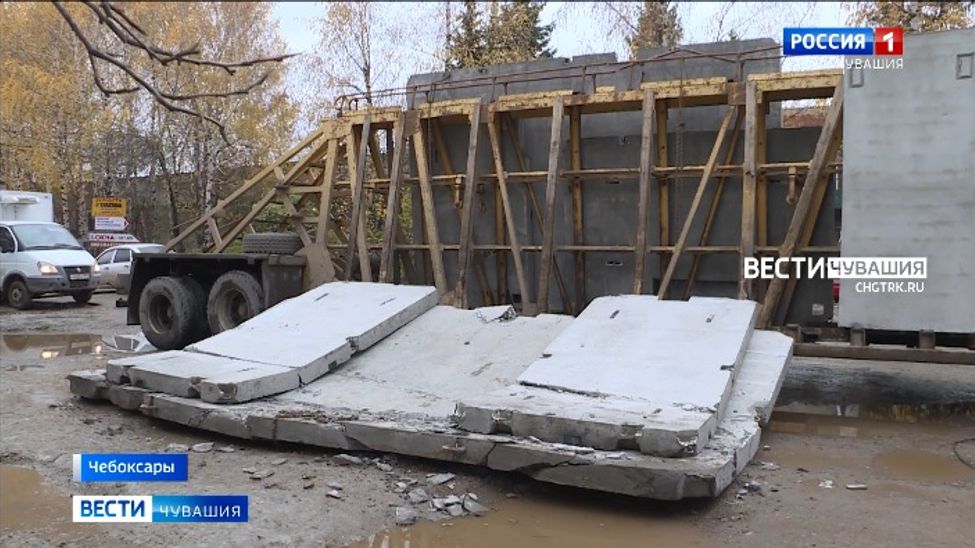 В Чебоксарах панелевоз уронил плиты на Лапсарском проезде