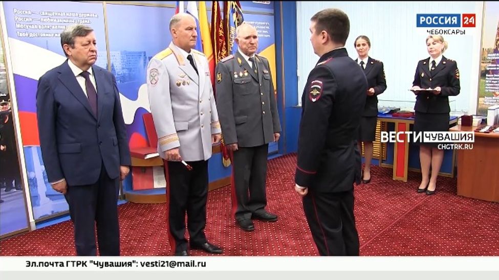 В Чувашии молодым сотрудникам МВД вручили первые офицерские погоны