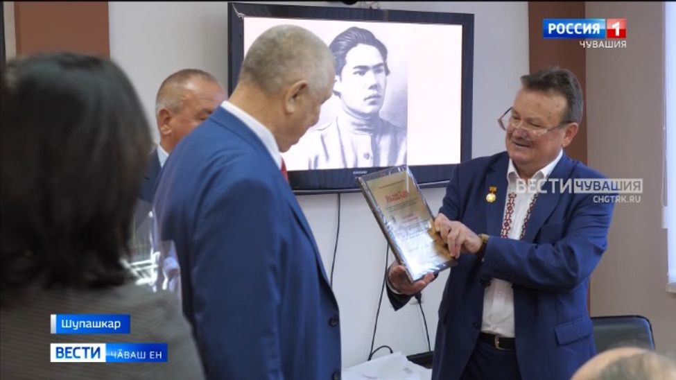 Шупашкарта кӑвар чӗреллӗ поэт ҫуралнӑ кунне паллӑ турӗҫ