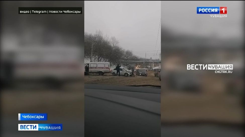 В Чебоксарах ГАЗель скорой помощи столкнулась с легковушкой
