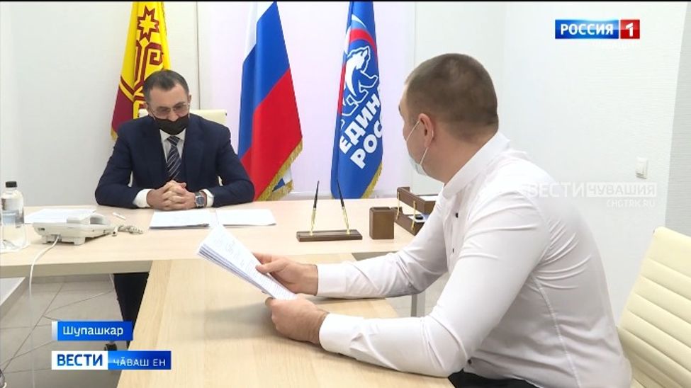 Раҫҫей сенаторӗ Николай Федоров ҫынсене Шупашкарта тӗрлӗ ыйтупа йышӑнчӗ