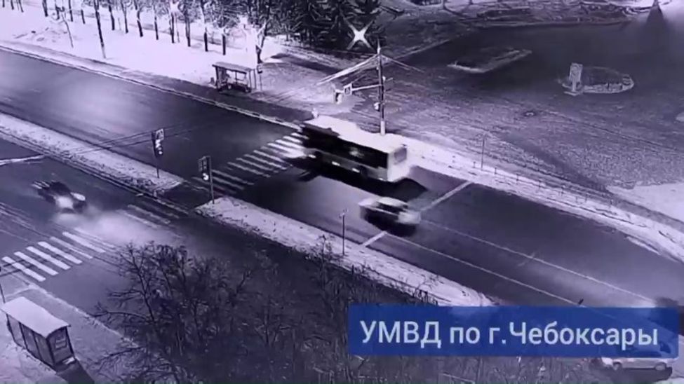 В Чебоксарах мужчину, переходившего дорогу на "красный", сбил автобус