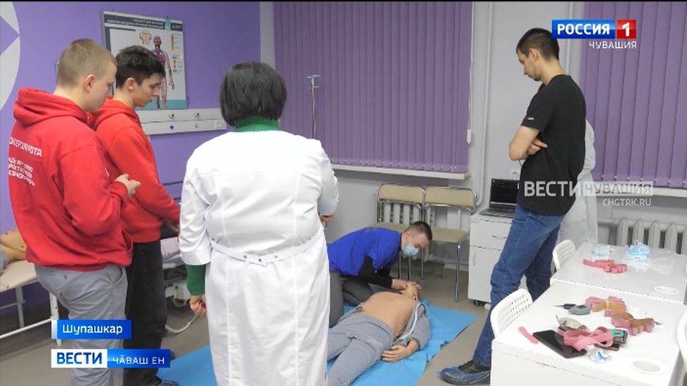 Шупашкарти медицина колледжӗнче волонтерсене пӗрремӗш медицина пулӑшӑвӗ пама хӑнӑхтараҫҫӗ