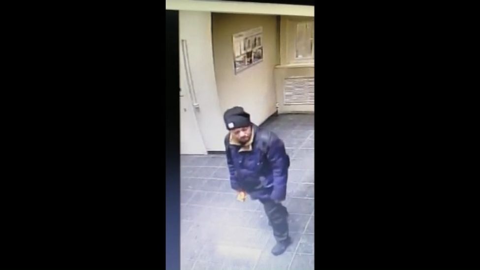 В Чебоксарах полицейские ищут мужчину, который проник на предприятие и украл телефон
