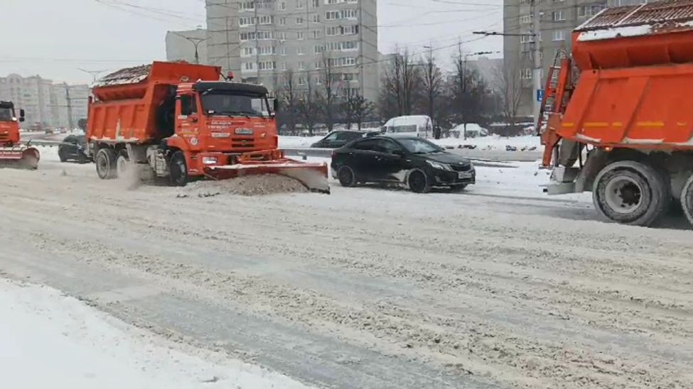 С последствиями снегопада в Чебоксарах борются 92 единицы спецтехники