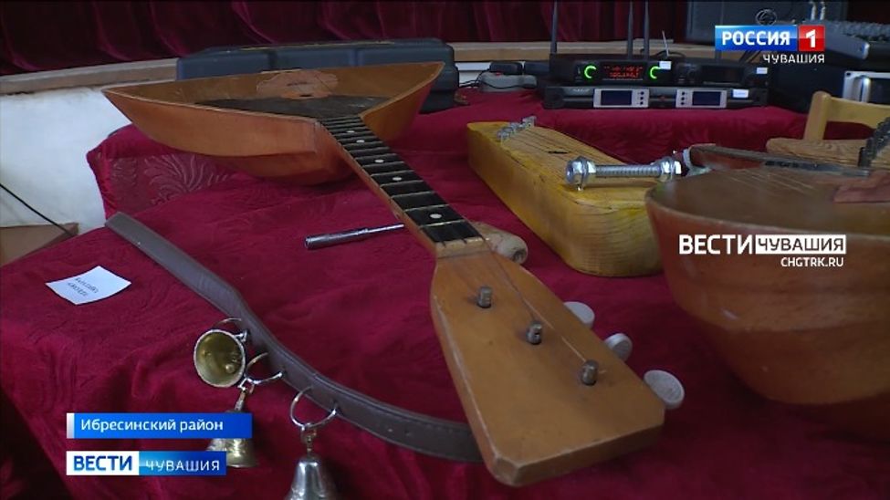 Энтузиаст из Ибресинского района создает музыкальные инструменты и устраивает выставки
