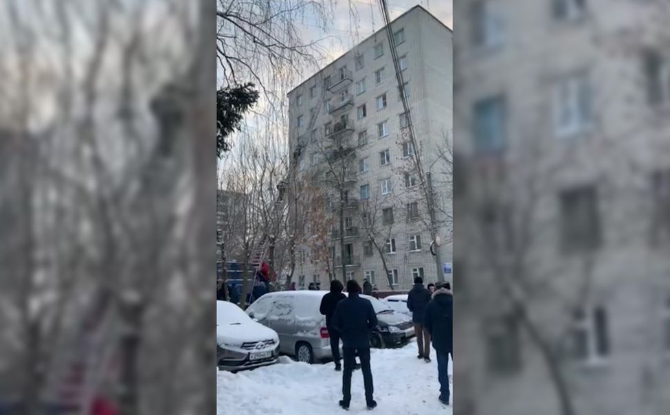 В Чебоксарах горит общежитие, людей эвакуируют из здания