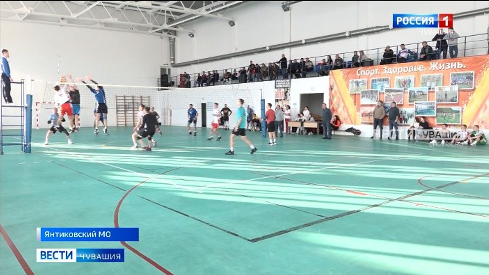 В Янтиково мужские волейбольные дружины разыграли награды Рождественского турнира