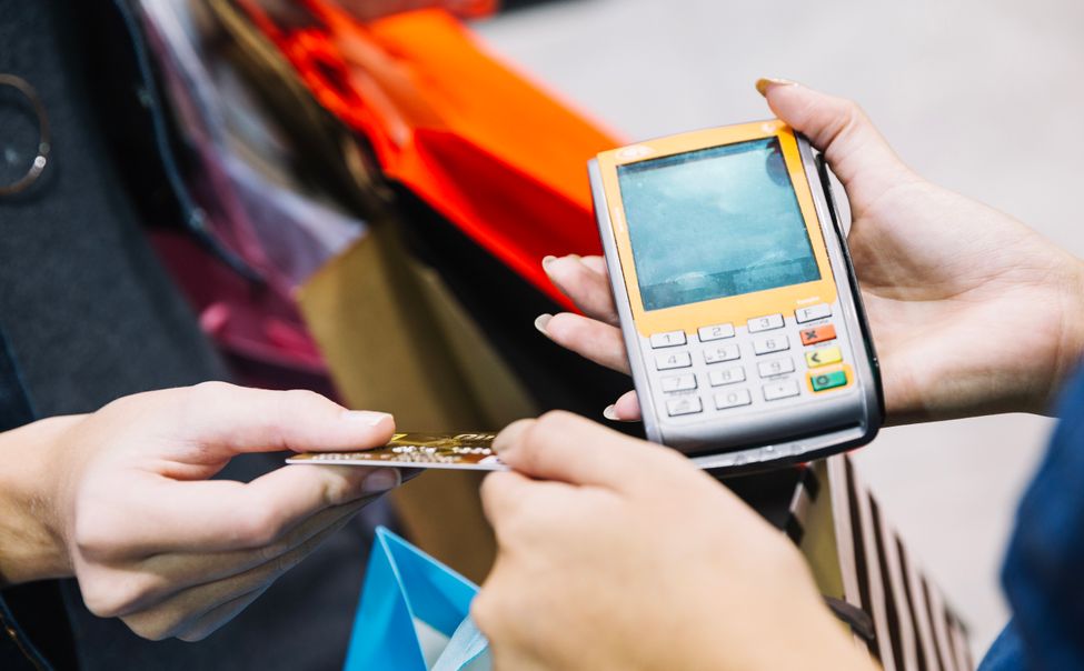 Жительница Шумерли украла у знакомой банковскую карту и потратила деньги на алкоголь