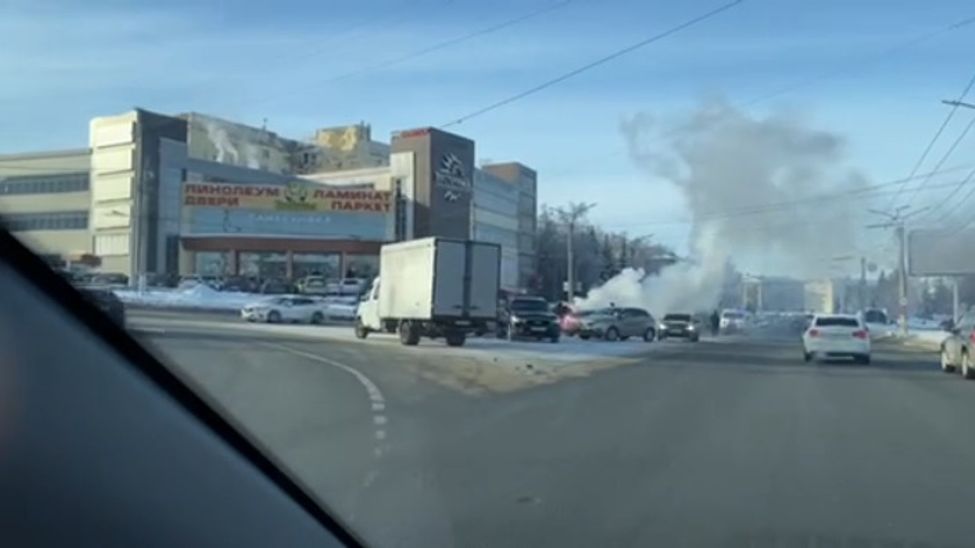 На кольце у "Энергозапчасти" в Чебоксарах задымила машина