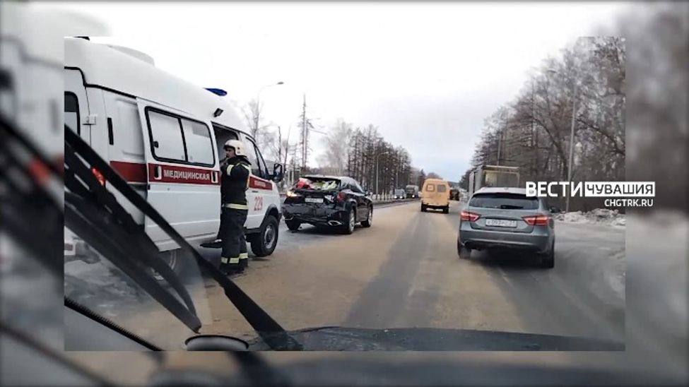 В Чебоксарском районе КамАЗ врезался в попутно идущий "Лексус". Пять человек госпитализировано