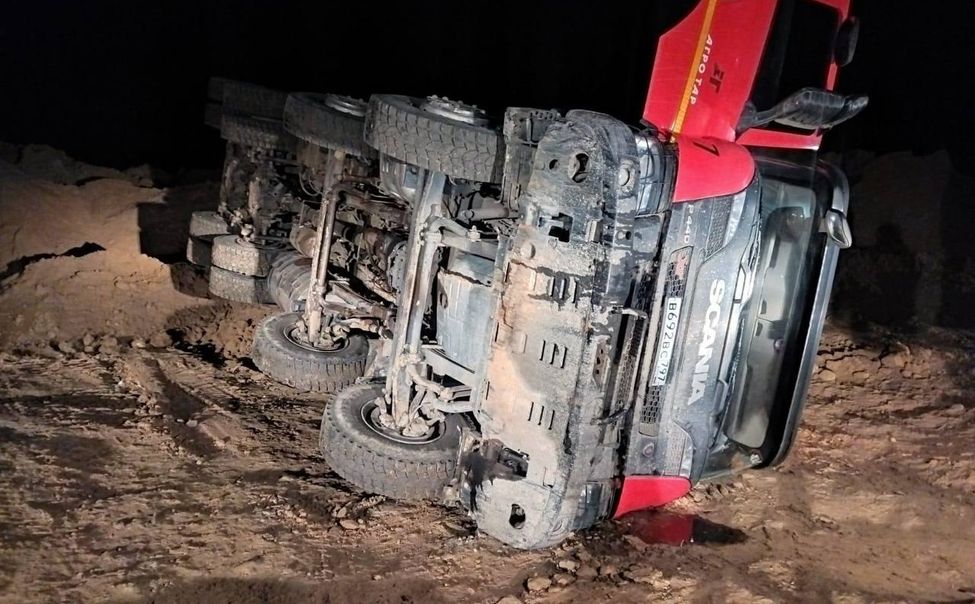 В Порецком округе самосвал опрокинулся на бок