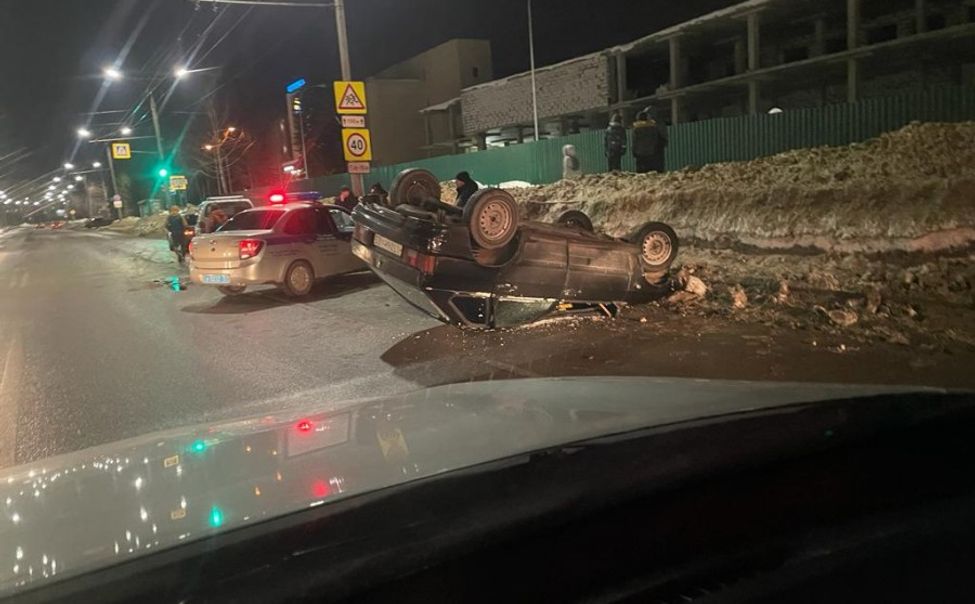 В Чебоксарах перевернулась машина 