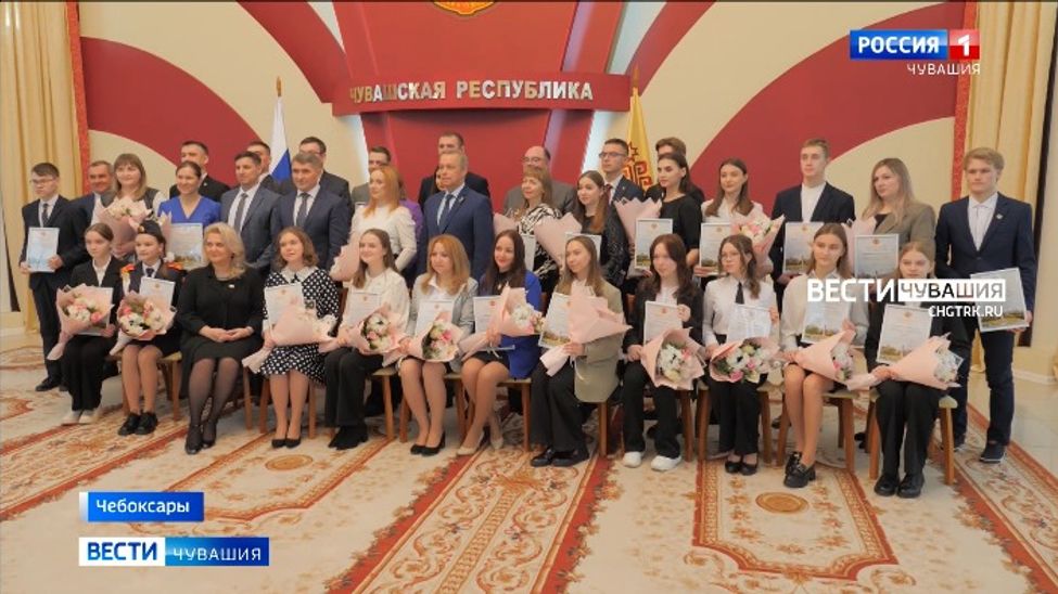 Глава Чувашии поощрил стипендией за особую творческую устремленность 35 представителей молодежи 