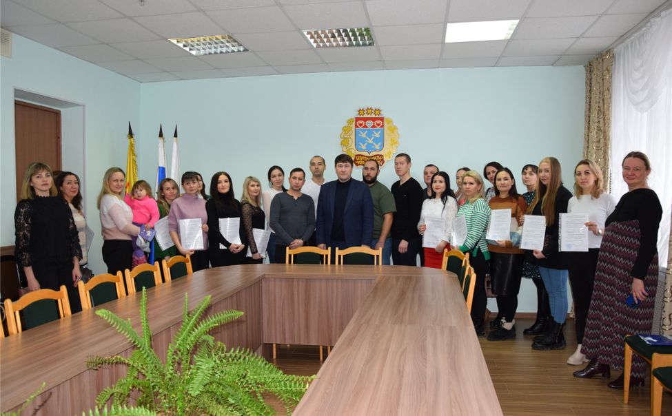 Чебоксарцам вручили свидетельства на улучшение жилищных условий