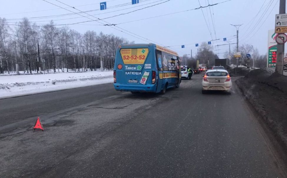 В Чебоксарах женщина выпала из автобуса прямо на ходу