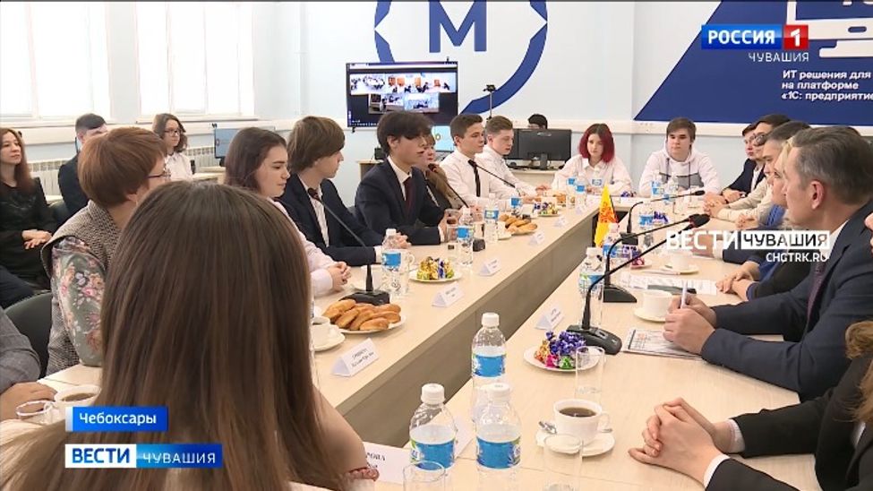 Депутат Госдумы Алла Салаева и министр образования Чувашии встретились со студентами ЧЭМК