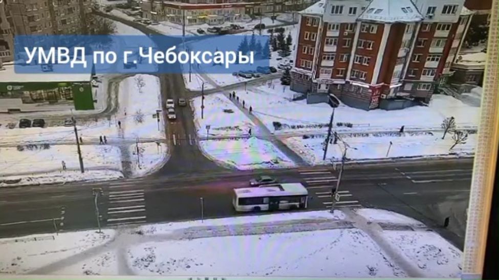 В Чебоксарах автобус сбил ребенка, перебегавшего дорогу на "красный"