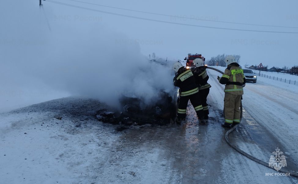 В Урмарском округе сгорел кроссовер