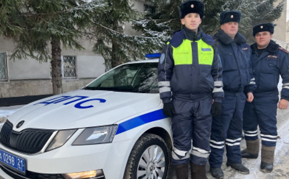 В Чувашии полицейские помогли автоледи с ремонтом машины