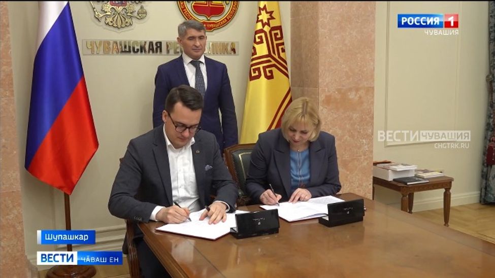 Республика Пуҫлӑхӗ Олег Николаев Питӗрти Александрински театрӗн ертӳҫипе Сергей Емельяновпа тӗл пулчӗ