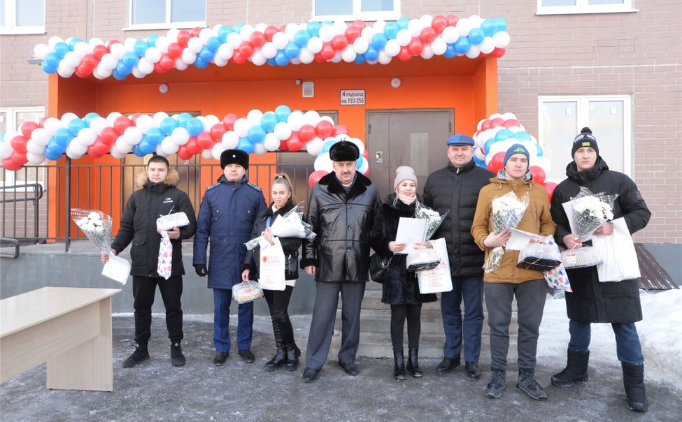 В Чебоксарах вручили ключи от квартир детям - сиротам